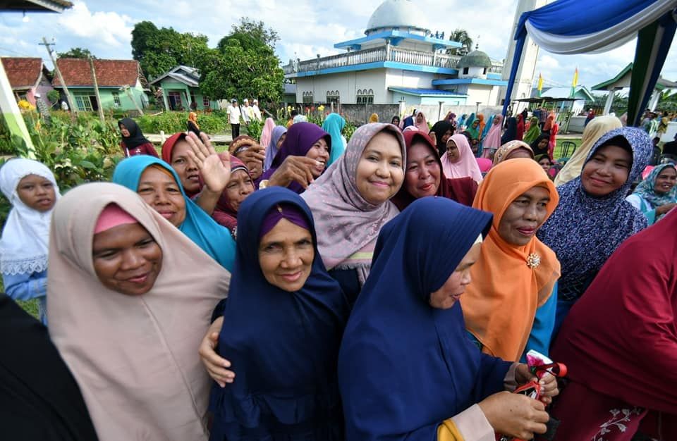 Bupati Masnah Meyempatkan Diri Foto Bersama Warga Desa Sponjen