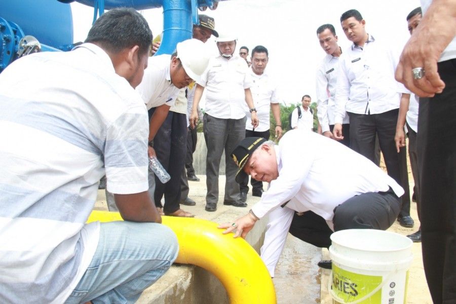 Bupati Tanjabbar Meninjau Intake Jaringan Air Bersih Tebing Tinggi