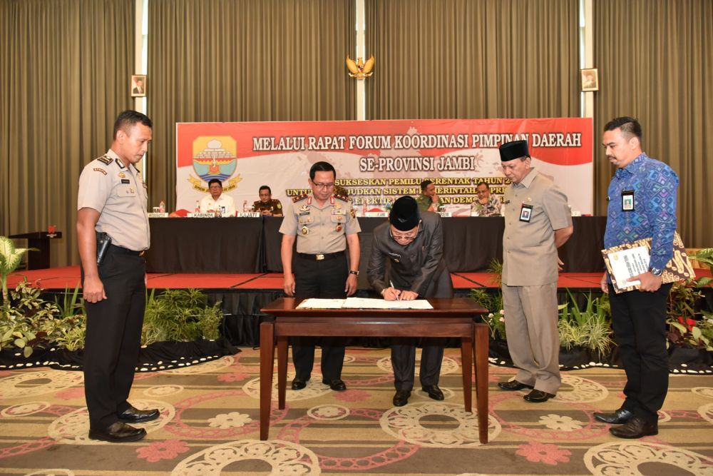 Plt Gubernur Fachrori Saat Menandatangan Kerjsama Untuk mensukseskan Pemilu 2019