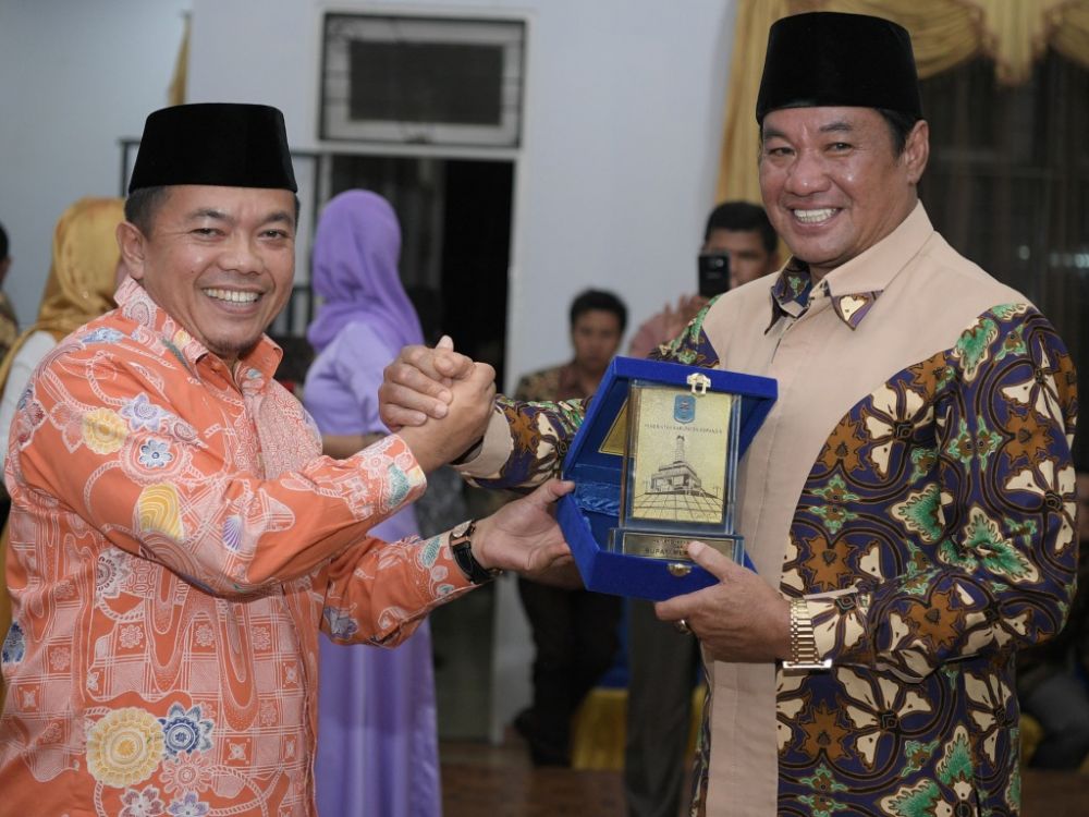 Bupati Merangin H Al Haris Saling Bertukar Cinderamata dengan Bupati Lebong H Rosjonsyah
