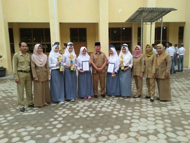 Berfoto Bersama Siswa Berprestasi SMA Adhyaksa I Jambi