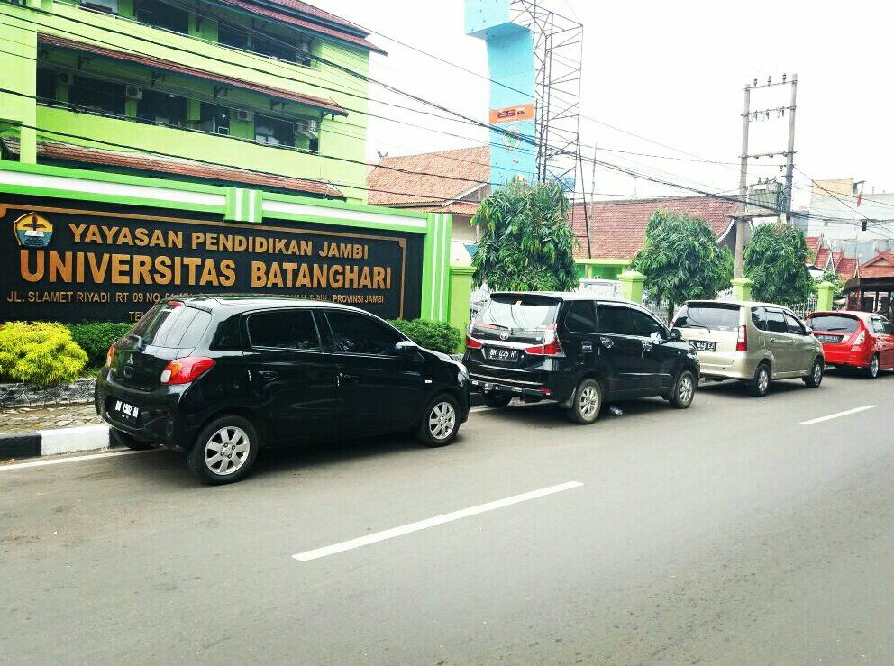 Kendaraan yang Parkir di Depan Kampus Unbari Sering Menimbulkan Kemacetan