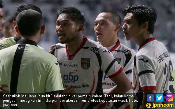 Saepulloh Maulana Dua Kiri adalah Tipikal Pemain Kalem Tapi Kalau Korps Pengadil Merugikan Tim Dia pun Bersikeras Memprotes Keputusan Wasit