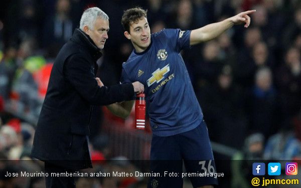 Jose Mourinho Memberikan Arahan Matteo Darmian Foto Premierleague