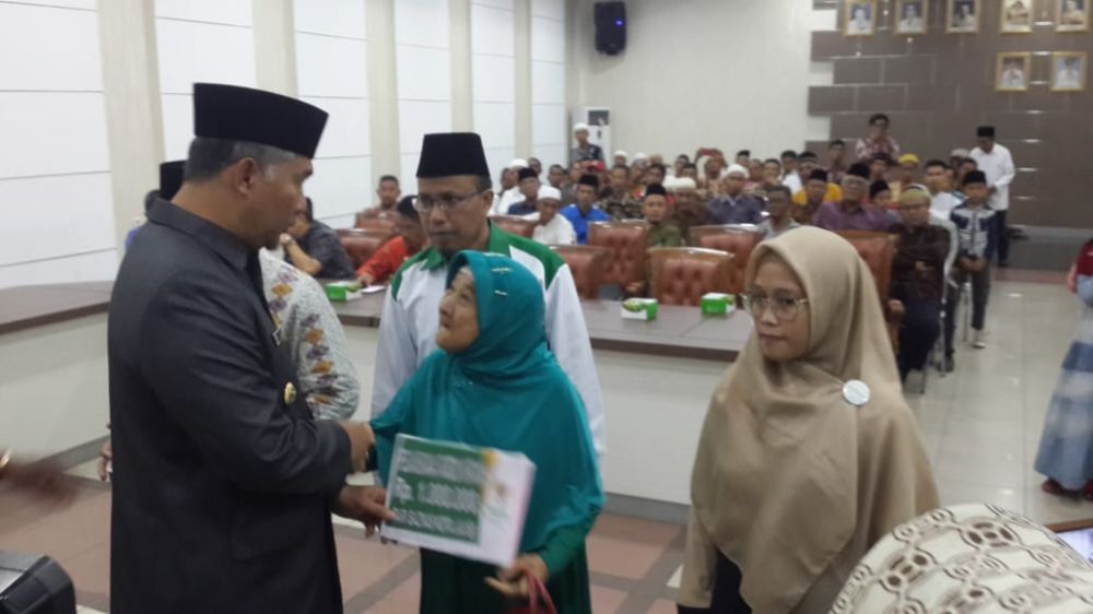 Fasha Menyerahkan Bantuan Pegawai Syarah