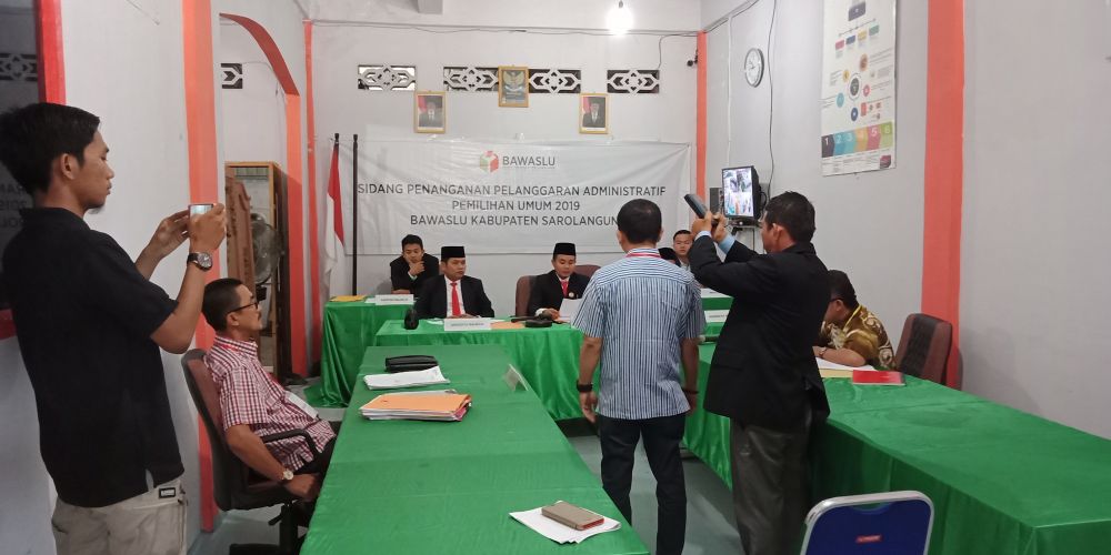 Saksi pelapor, AH Marzuki ketika diambil sumpah sebelum memberikan kesaksiannya di sidang Bawaslu Jum'at 28 Desember 2018
