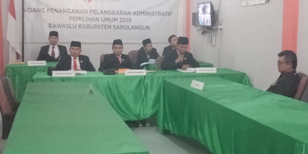 Pembacaan putusan oleh majelis hakim Bawaslu Sarolangun terhadap dugaan pelanggaran administratif Pemilu 2019 