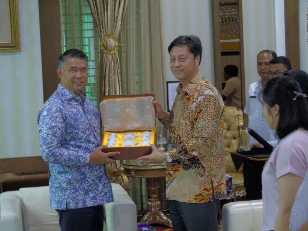 Walikota Memberikan Cinderamata