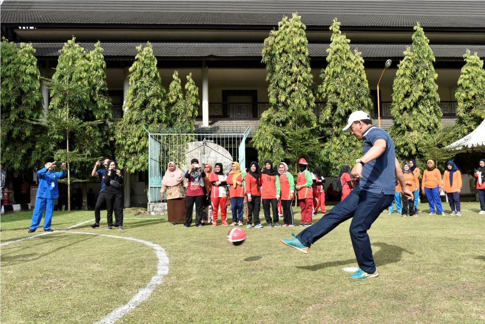 Sekretaris Daerah (Sekda) Provinsi Jambi, Drs.H.M.Dianto,M.Si, membuka Pertandingan Futsal yang diselenggarakan dalam rangka memeriahkan HUT ke-62 Provinsi Jambi Tahun 2019.