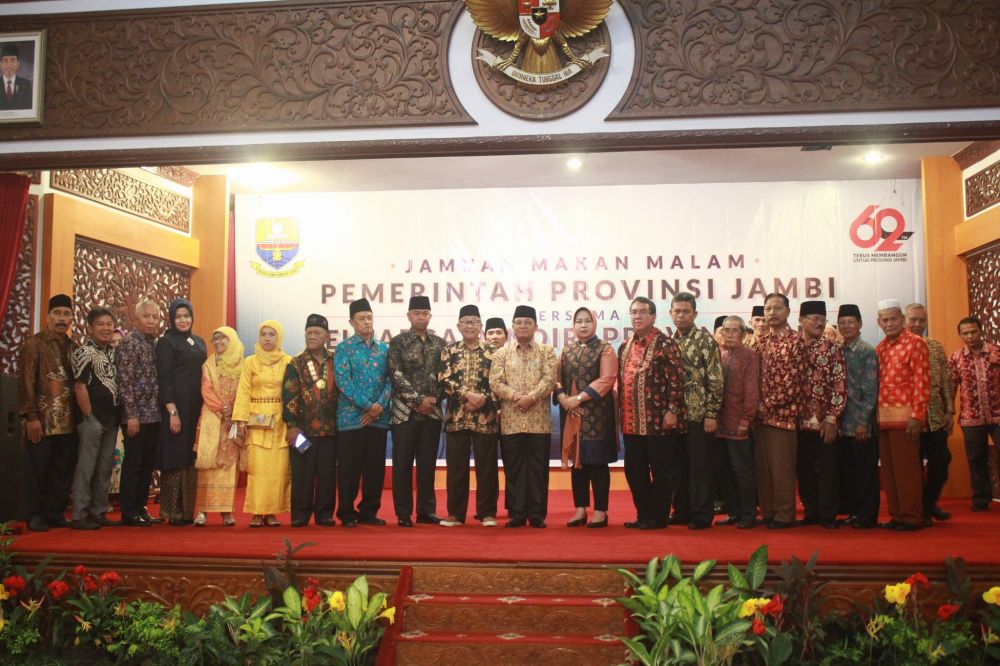 Foto bersama usai Jamuan Makan Bersama Keluarga Pendiri Provinsi Jambi bertepatan Hari Ulang Tahun ke 62 Provinsi Jambi di Rumah Dinas Gubernur Jambi, Minggu (6/1/19) malam.