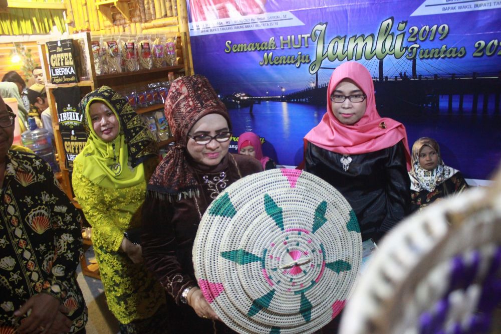 Pembukaan Jambi Expo 2019 oleh Pelaksana Tugas Dewan Kerajinan Nasional Daerah Provinsi Jambi oleh Hj. Rahima Fachrori Umar