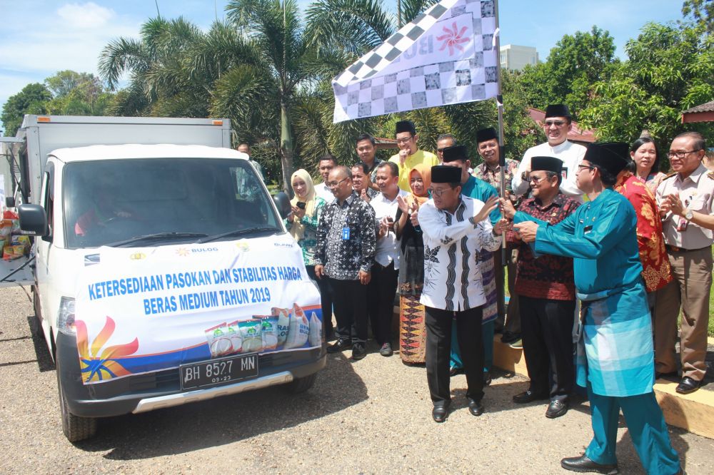 Fachrori saat melepas Peluncuran Program Ketersediaan Pasokan dan Stabilitas Harga Beras Medium Tahun 2019.
