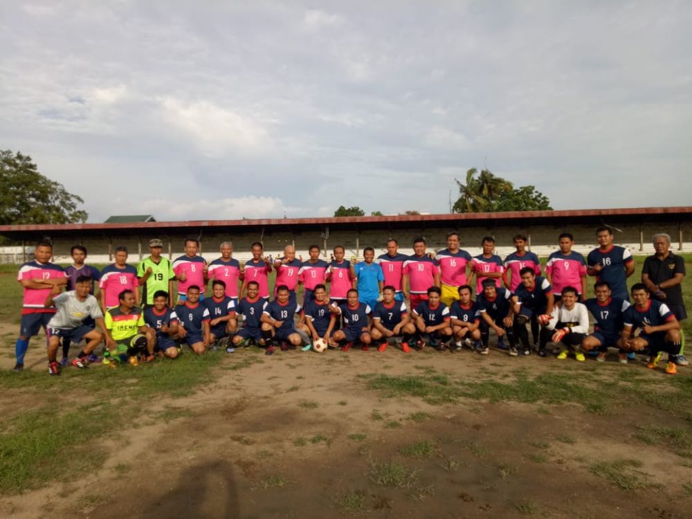 Foto bersama Pers Jambi dengan kesebelasan Old Star di stadion Tri Lomba Juang KONI Jambi (16/1)