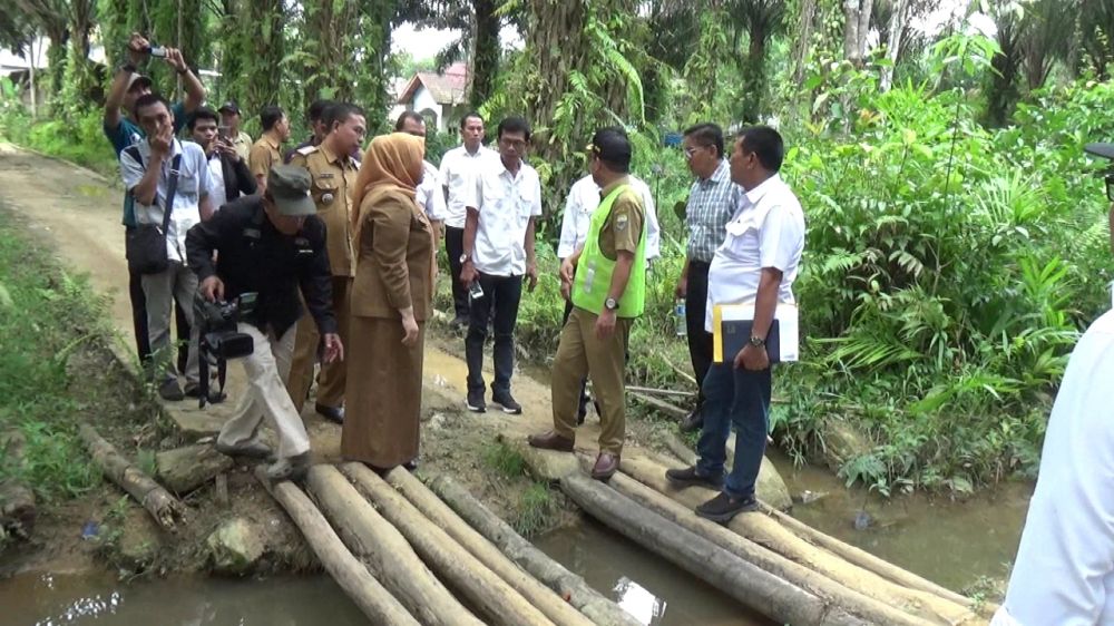 Bupati Masnah meninjau jalan yang sering tergenang