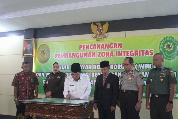 Plt. Gubernur Jambi H.Fachrori Umar menjadi saksi  Penandatanganan Piagam Pencanangan Pembangunan Zona Integritas Menuju Wilayah Bebas Korupsi (WBK) dan Wilayah Birokrasi Bersih dan Melayani (WBBM) di Pengadilan Tinggi  Agama Jambi, Kota Baru, Kota Jambi, Rabu (16/1)