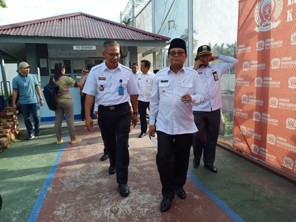 Pelaksana Tugas (Plt) Gubernur Jambi, Dr.Drs.H.Fachrori Umar,M.Hum meninjau Lembaga Pemasyarakatan (Lapas) Kelas II A Jambi, Rabu (16/01/2019) sore.