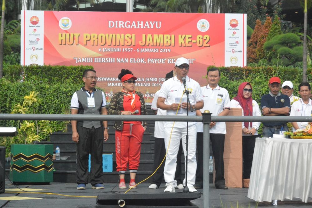Sekretaris Daerah (Sekda) Provinsi Jambi, Drs.H.M.Dianto, M.Si melepas dan mengikutiSenam dan Gerak Jalan Sehat dalam rangka Memperingati Hari Ulang Tahun (HUT) ke-62 Provinsi Jambi bersama Badan Musyawarah Keluarga Jambi (BMKJ) se Jabodetabek