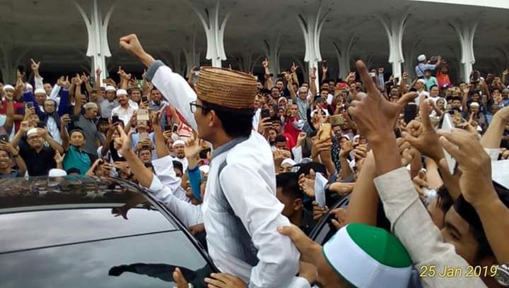 Sandiaga Uno menyapa warga Kota Jambi di mesjdi Agung Al Falah