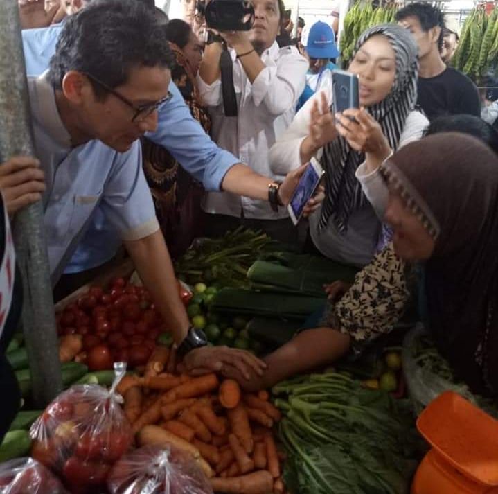 Sandiaga Uno menyapa pedagang di pasar Angsoduo