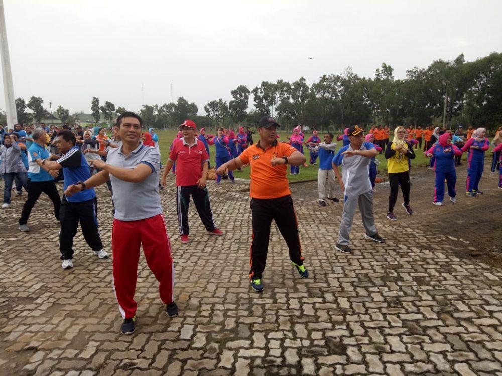 Sekda Fadhil Arif melaksanakan senam bersama di lapangan kantor Bupati Muarojambi.