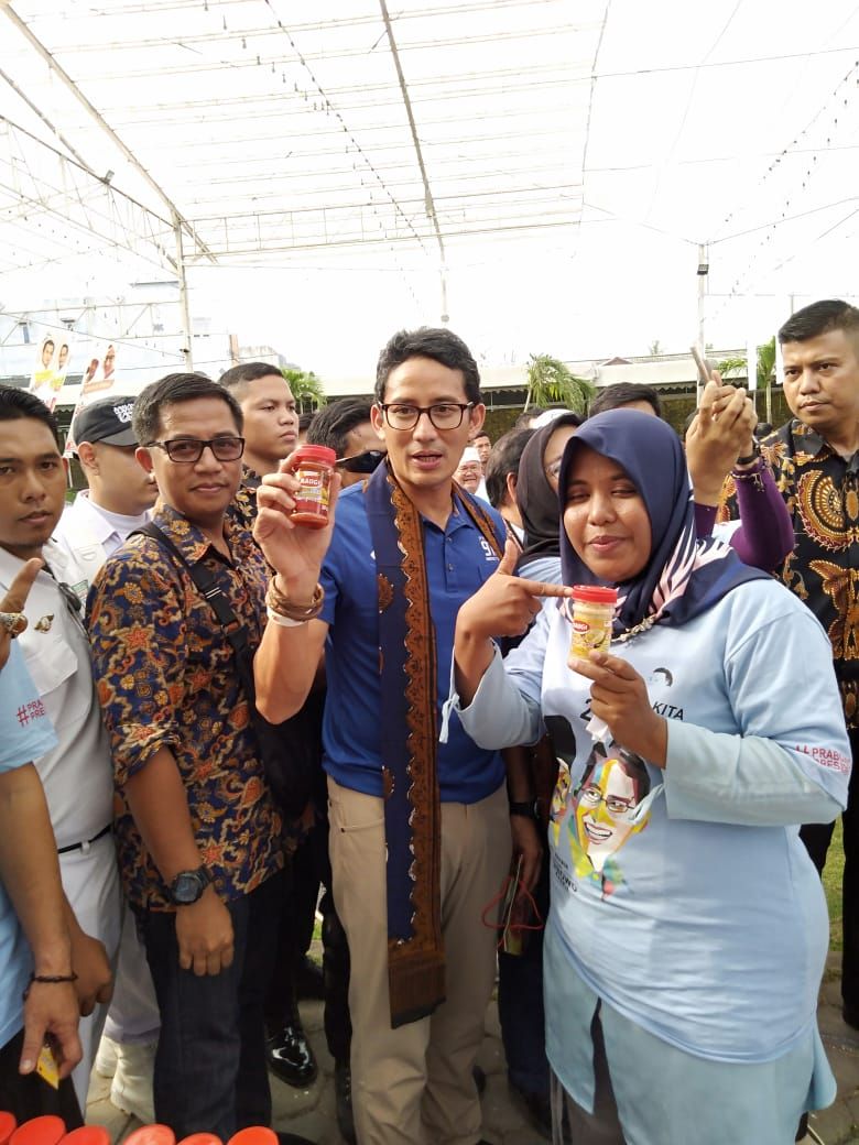 Sandi bersama emak-emak pelaku UMKM. 