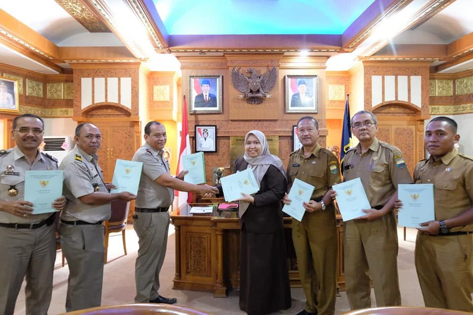 Bupati Menerima Sertifikat Tanah Aset Pemkab