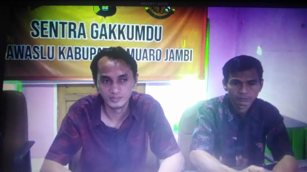 Ketua Panwaslu Muarojambi Yusuf bersama anggota Havis