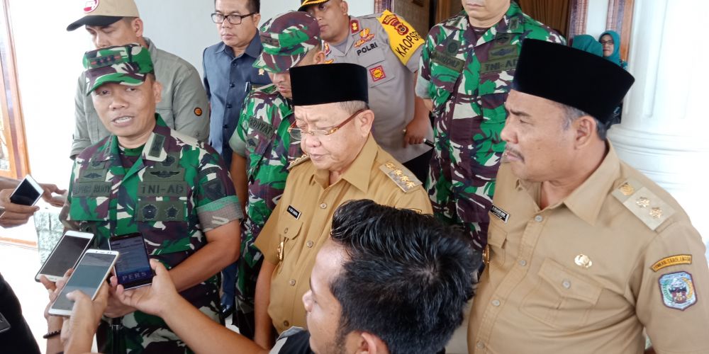 Cek Endra Memberikan Keterangan Pers
