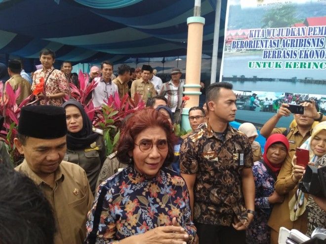 Menti Perikanan dan Kelautan RI Susi Puji Astuti memberikan keterangan pers dakan lawatannya ke Kabupaten Kerinci