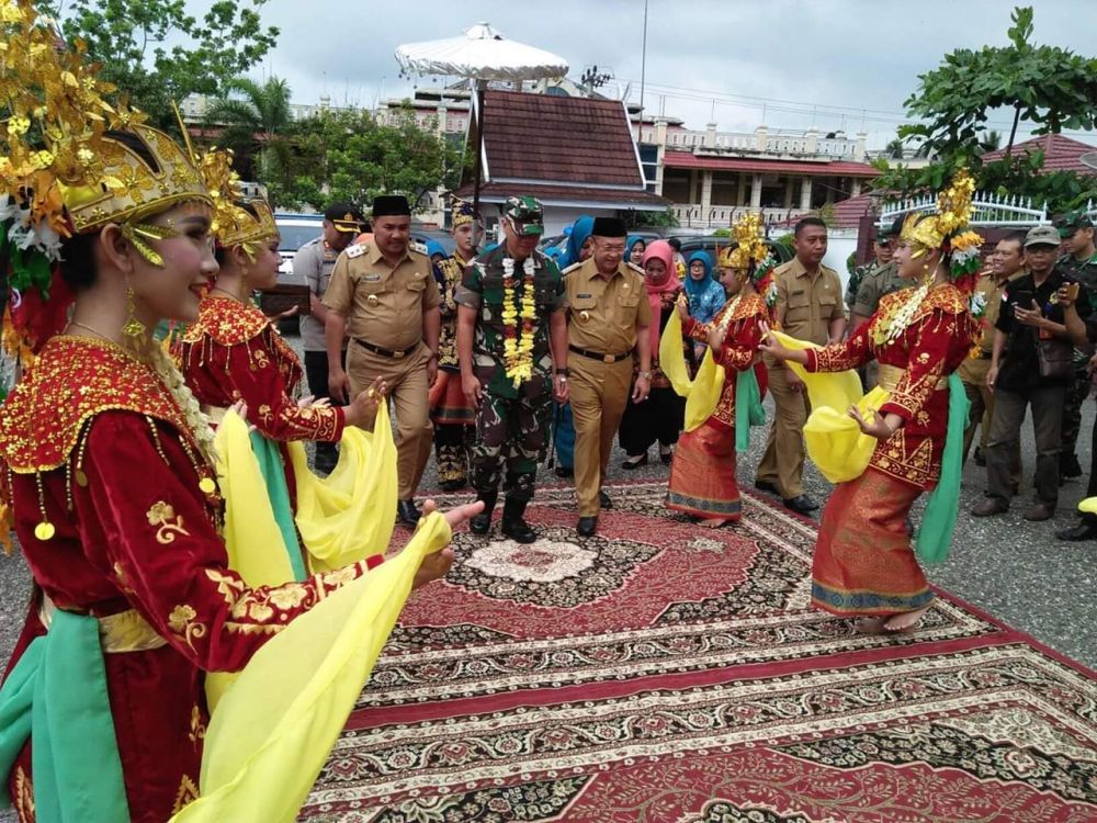 Bupati, H Cek Endra dan Wabup, H Hillalatil Badri bersama Danrem 042/GAPU, Kolonel ARH Elphis Rudy menuju Rumdis.