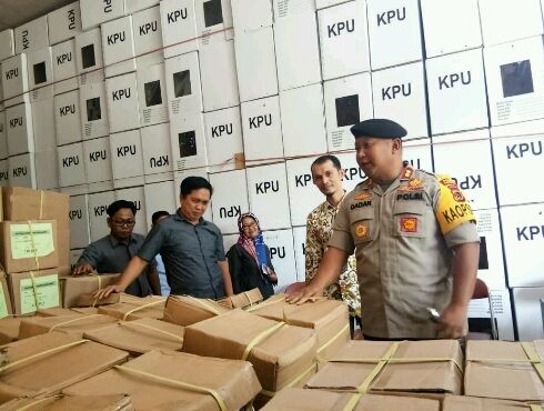 Kapolres Sarolangun, AKBP Dadan Wira Laksana Meninjau Logistik Pemilu di Sekretariat KPU Sarolangun
