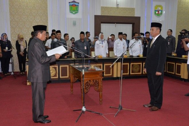 Pelaksana Tugas (Plt) Gubernur Jambi, Dr.Drs.H.Fachrori Umar,M.Hum melantik Pejabat Pimpinan Tinggi Pratama Lingkup Pemerintah Provinsi Jambi di Ruang Pola Kantor Gubernur Jambi, Rabu (06/02).