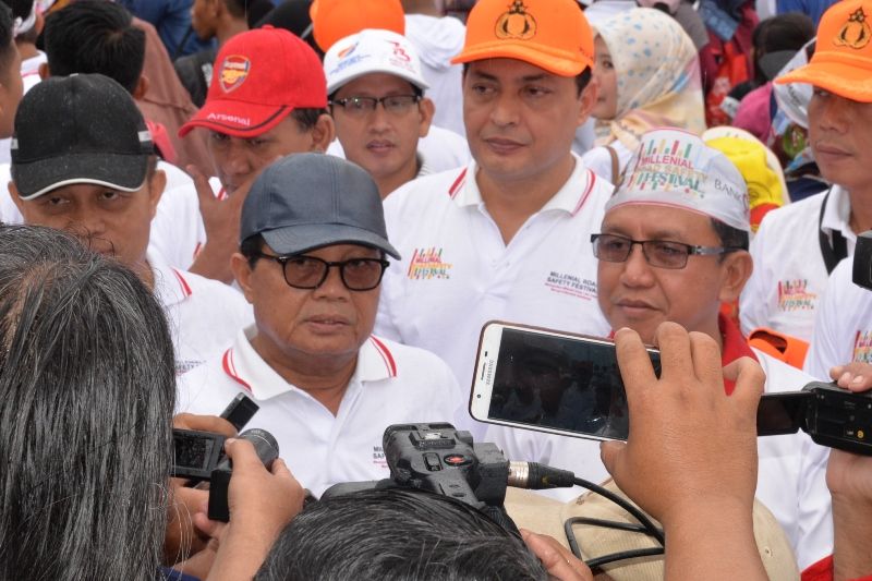 Gubernur Jambi, H.Fachrori Umar didampingi Kapolda Jambi, Irjen Pol. Muchlis saat wawancara usai acara Millennial Road Safety Festival.