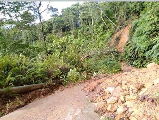 Akses Jalan Menuju Bukit Bulan yang lumpuh dan membuat tiga desa terisolir
