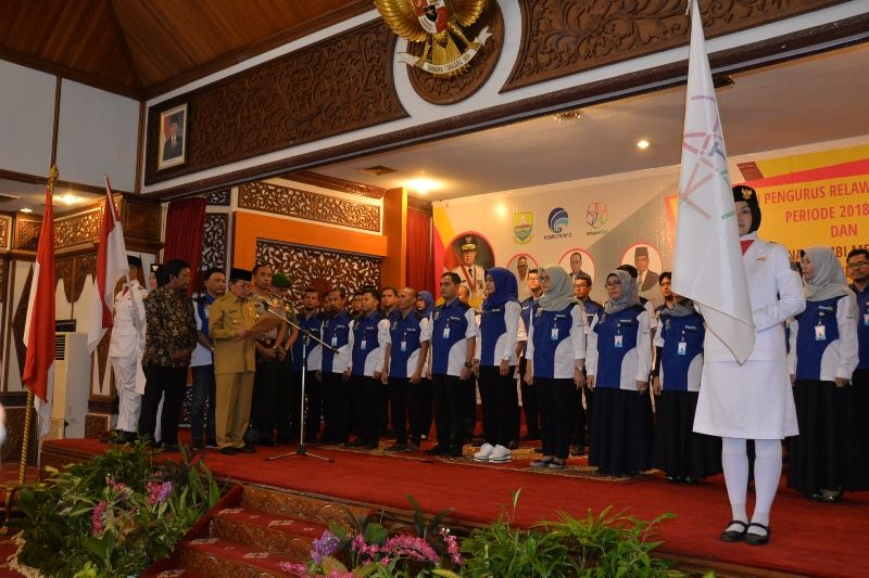 Gubernur Jambi, H.Fachrori Umar mengukuhkan 48 orang relawan Pengurus Teknologi Informasi Komunikasi (TIK) Wilayah Jambi Masa Bakti 2018 - 2022