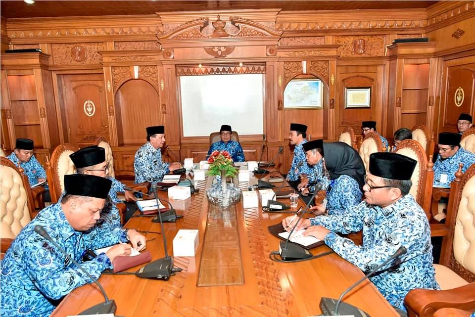 Fachrori memimpin rapat staf lengkap di ruang kerja gubernur Kantor Gubernur Jambi