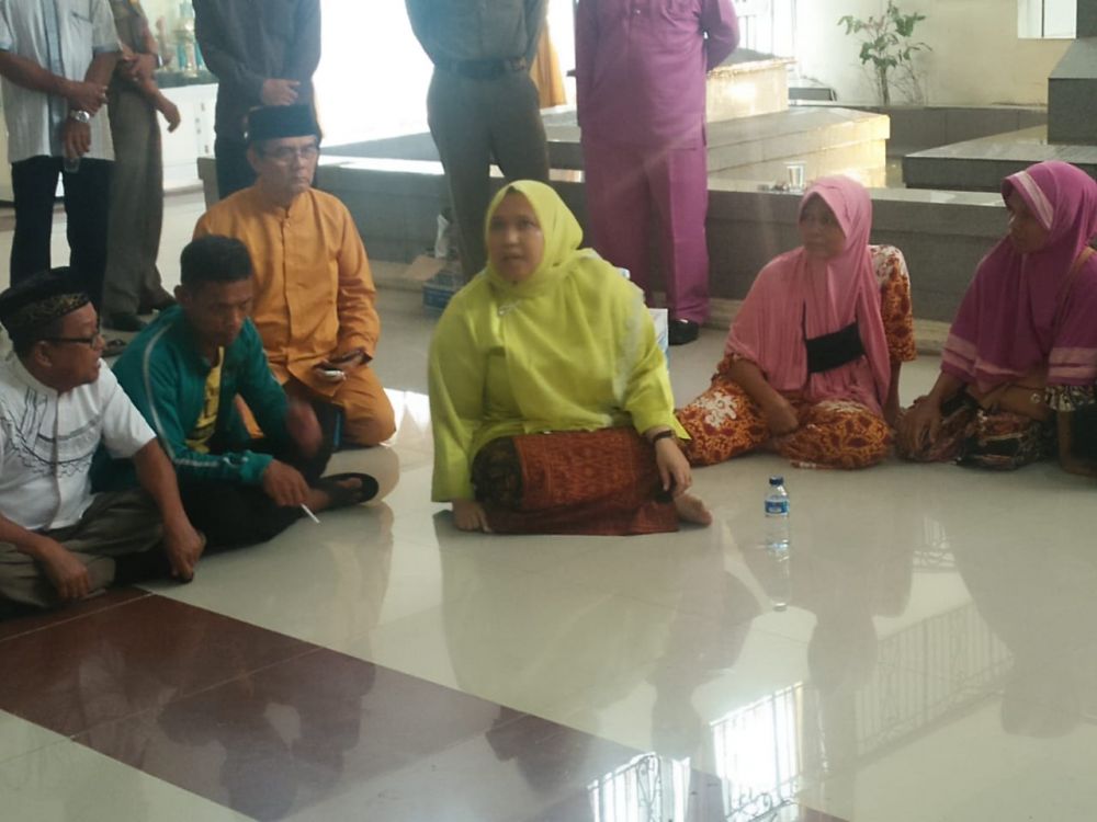 Bupati Masnah menemui warga tiga desa usai pertemuam Pemkab Dengan PT BBS Jumat lalu