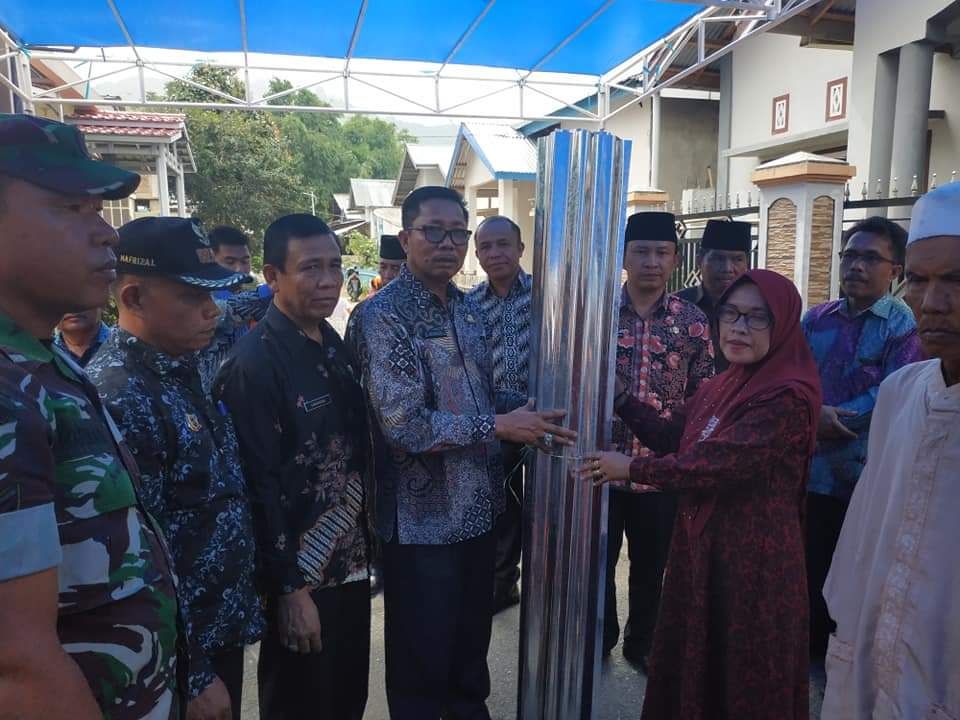 Sekda Munasri Memberikan Bantuan Korban Puting Beliung