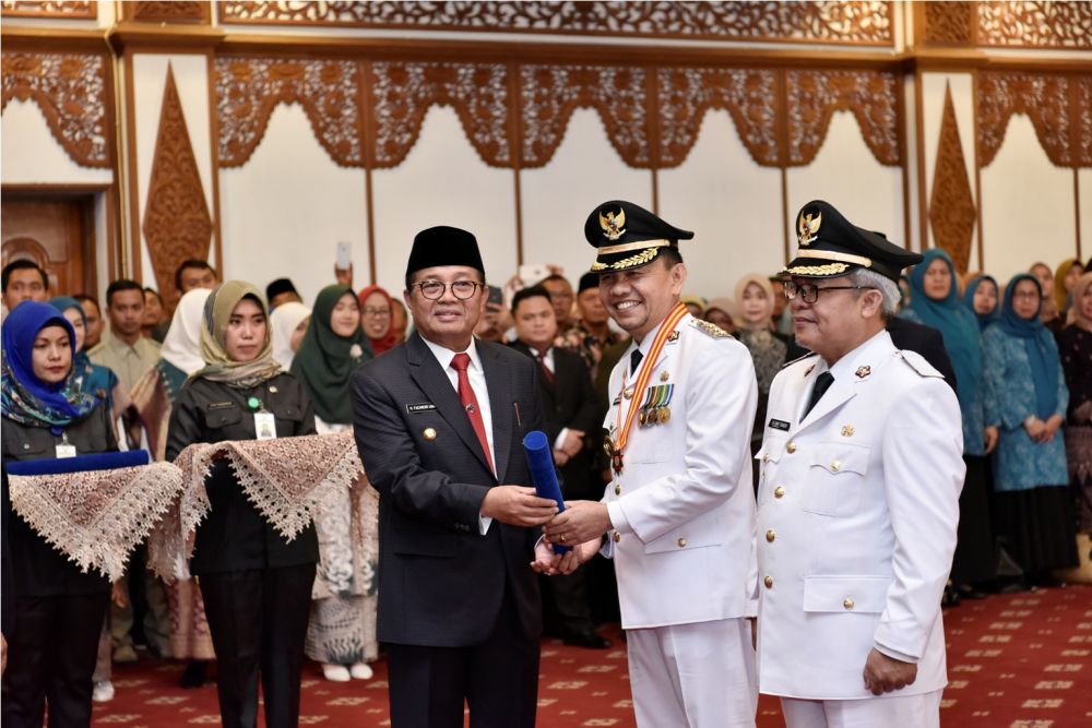 Gubernur Jambi .Fachrori Umar usai  melantik Bupati Kerinci Adirozal  dan Wakil Bupati Ami Taher