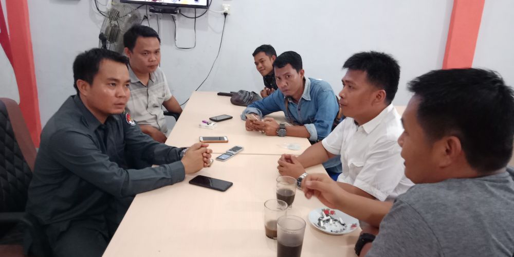 Komisioner Bawaslu, Mudrika Saat dimintai Keterangan Sejumlah Awak Media