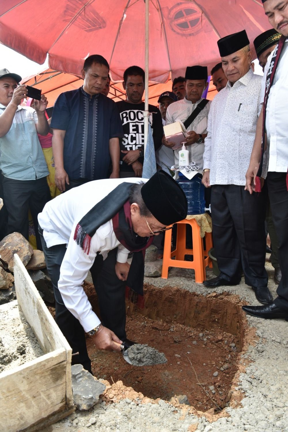 Gubernur Jambi Fachrori saat meletakan batu pertama pembangunan Masjid Raya Baiturrahim Desa Rantau Keloyang