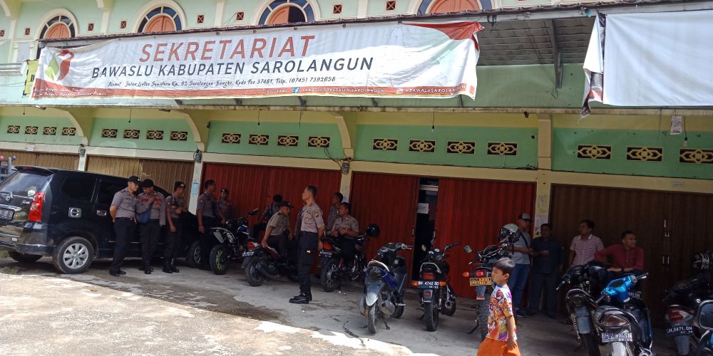 Suasana Sekretariat Bawaslu Sarolangun saat berlangsungnya proses mediasi.
