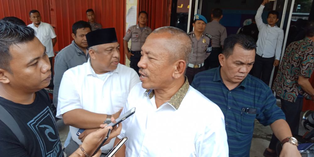 Caleg incumbent yang juga Ketua DPRD Sarolangun, H Muhammad Syaihu sedang diwawancarai awak media di Bawaslu Sarolangun