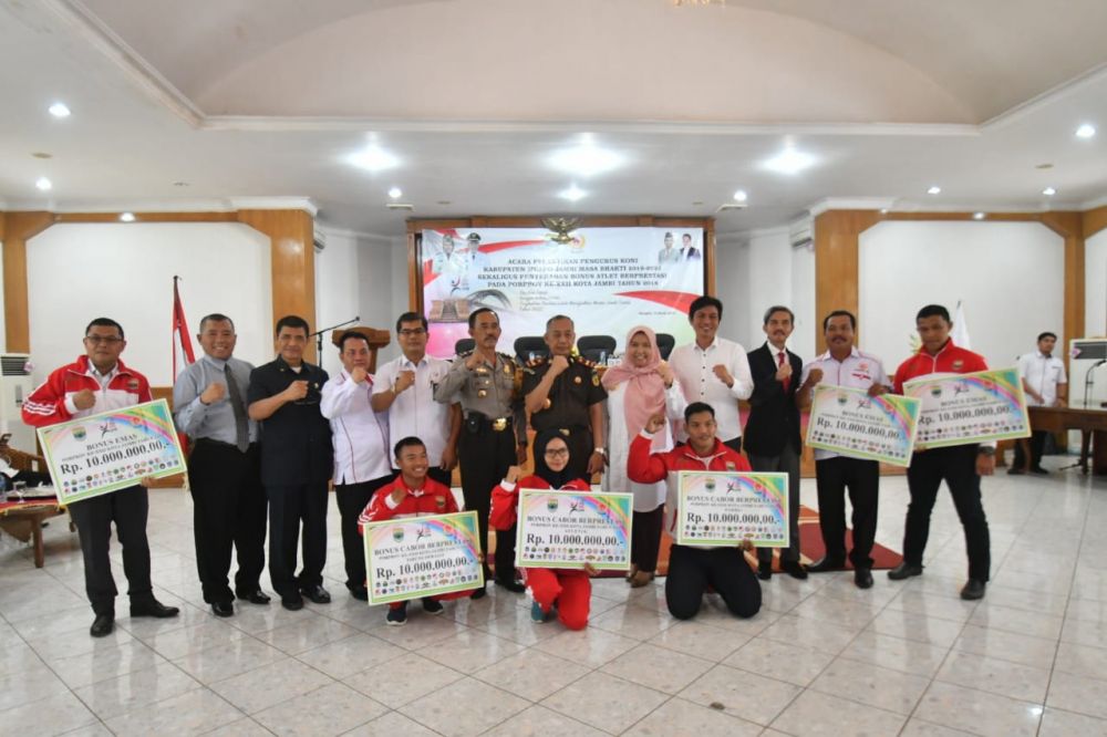 Bupati Masnah Foto Bersama Atlet Muarojambi