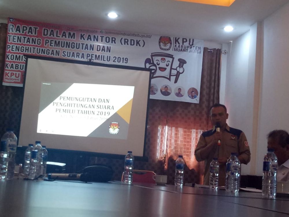 Komisioner KPU Memberikan Penjelasan