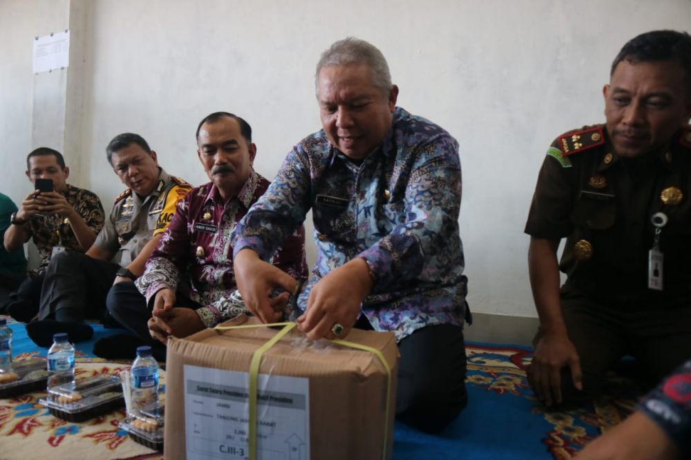 Bupati Safrial membuka kotak surat suara