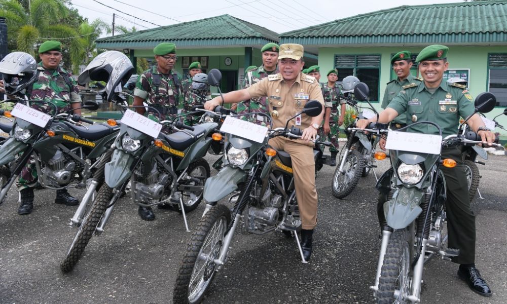 Bupati Merangin Bersama Kasdim Menjajal Sepeda Motor Trail yang diserahkan ke Dandim 0420 Sarko