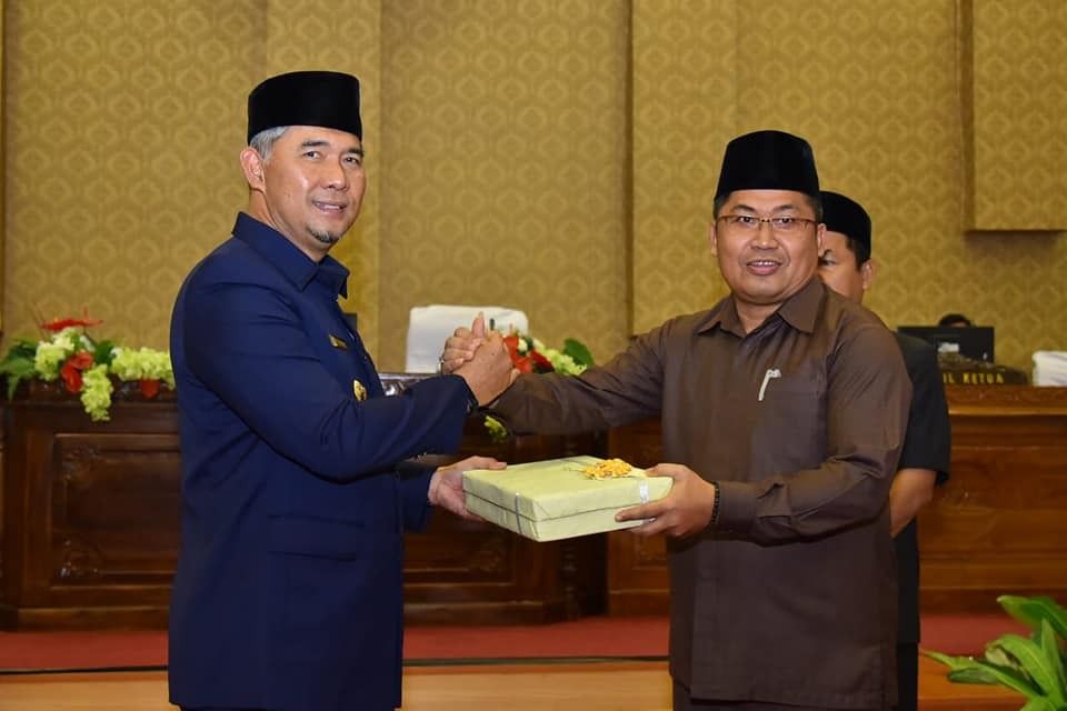 Walikota menyerahkan berkas LKPJ
