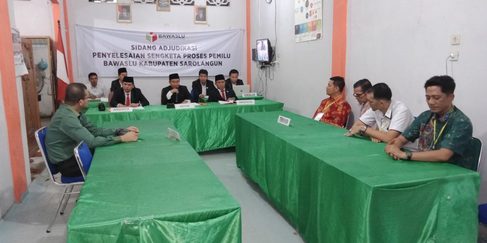 Terlihat hakim majelis Bawaslu Sarolangun membacakan putusan sidang adjudikasi sengketa Pemilu di Sekretariat Bawaslu Sarolangun, Senin (25/3), siang 