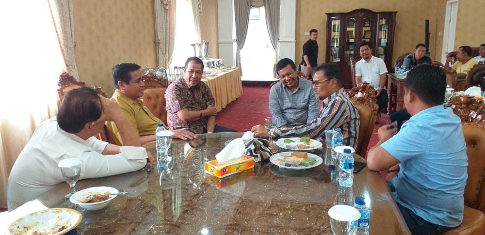 HBA, Romi, Abdullah Hich, Syarah Sadin dan Muchtar Muis terlihat berbincang santai. Pertemuan ke lima tokoh politik ini ditengarai  membicarakan Pilgub mendatang